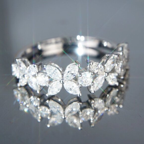 💍Beautiful Dainty Flower Crystal Clear Silver Plated Ring for Women, UNVN12218 - Picture 1 of 6